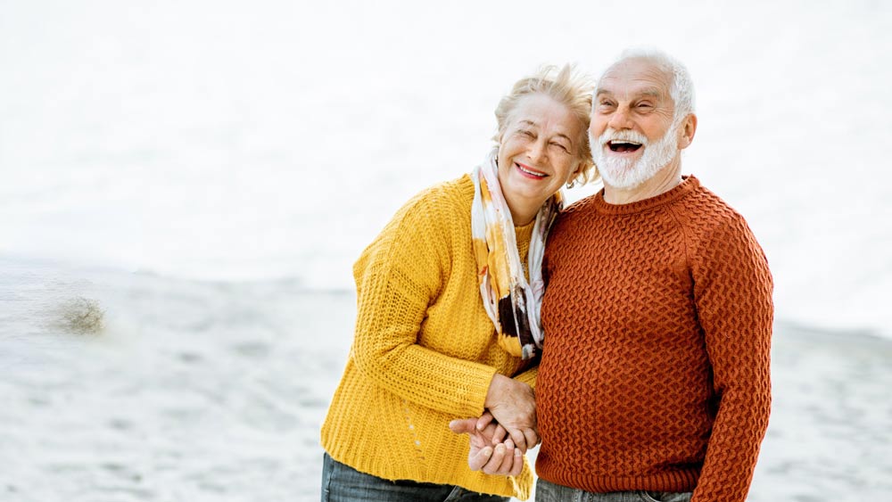 Två äldre männsikor håller om varandra