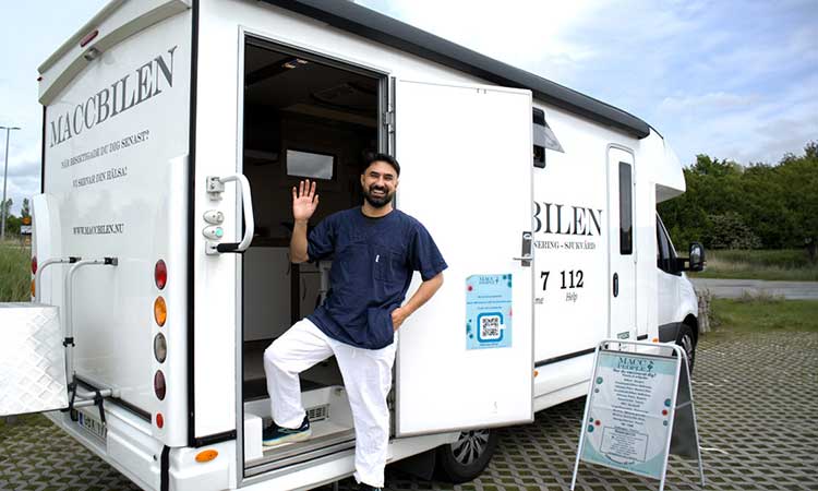 Majid som står vid en bil