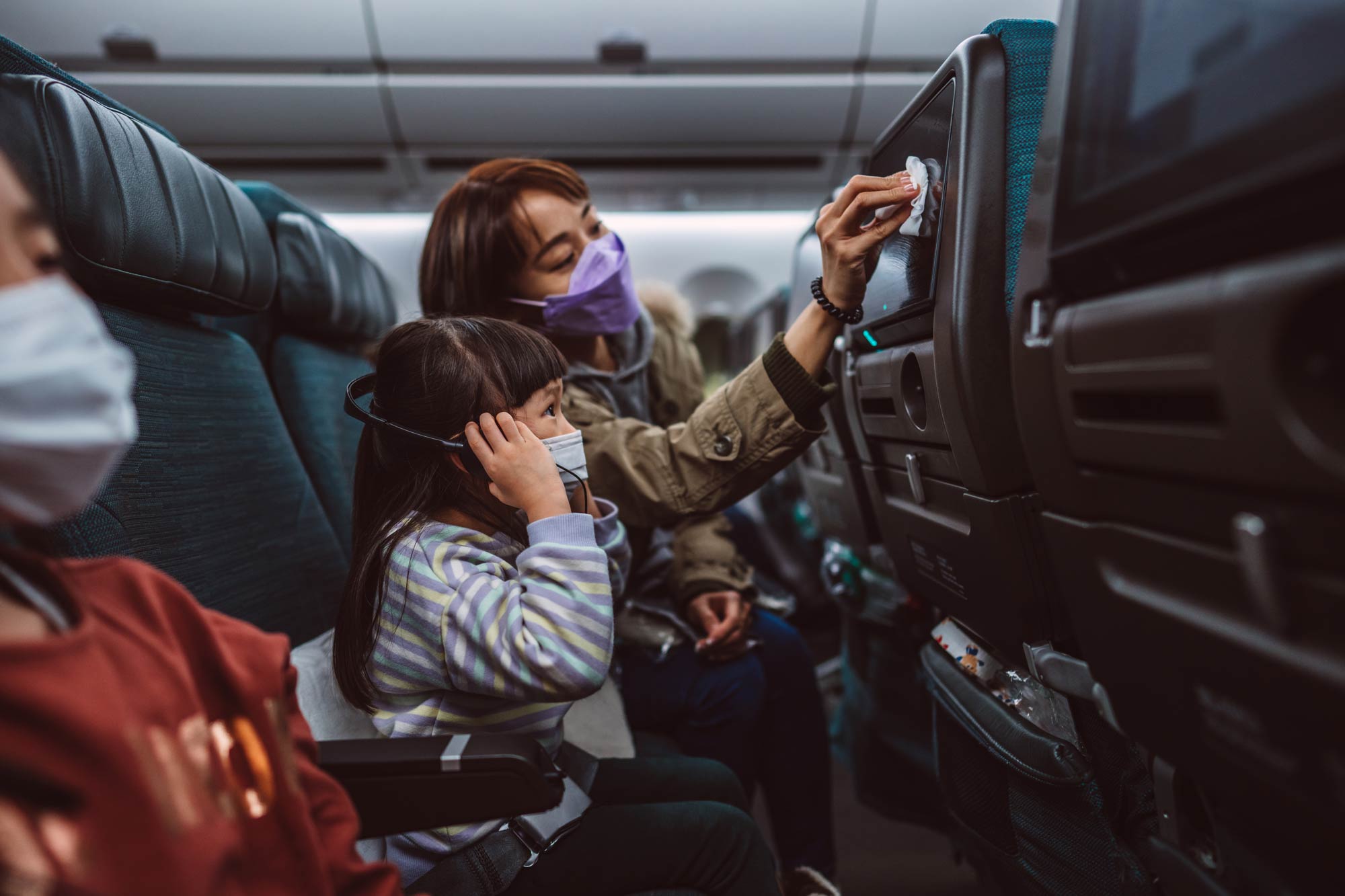 Mamma och dotter på flygplan