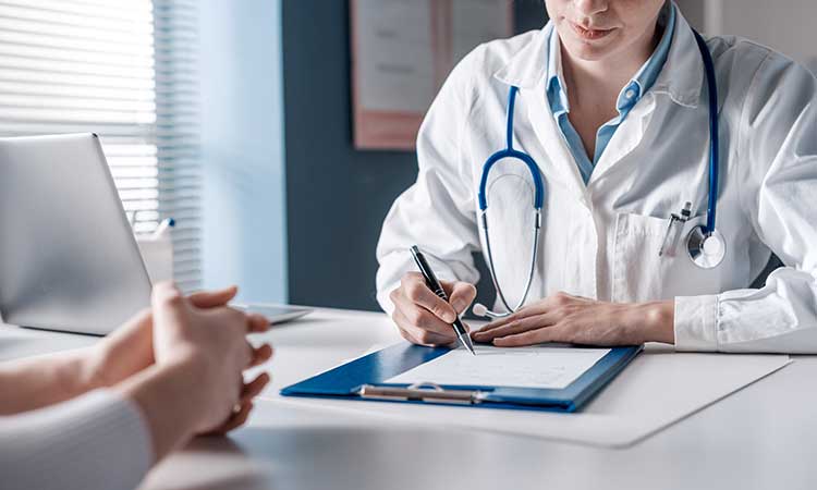 Läkare skriver recept till en patient