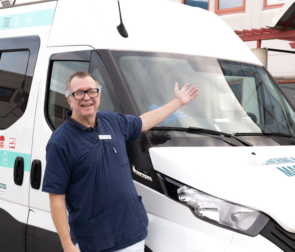 En person framför MACC bilen