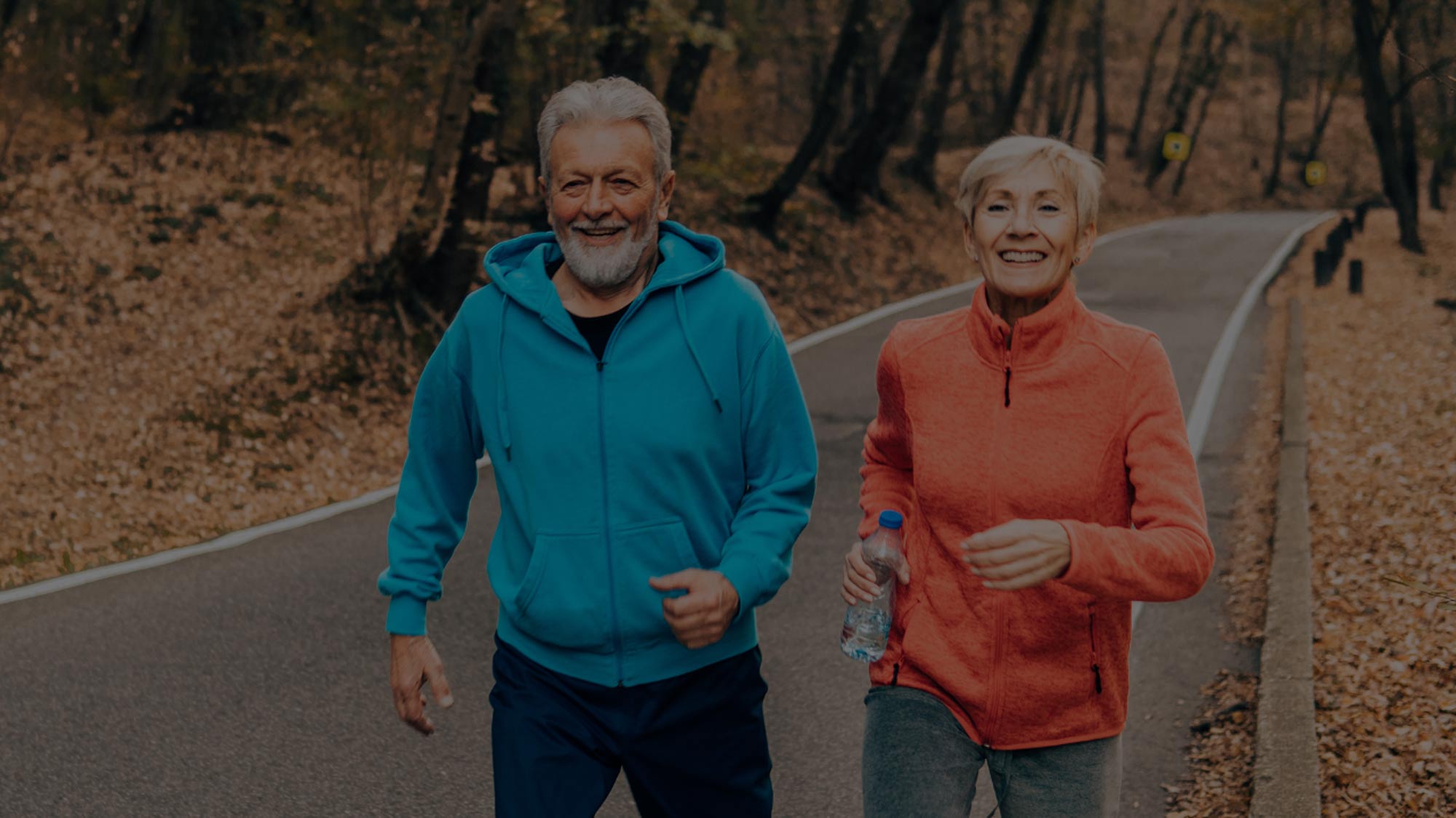 Två äldre pensionärer som är ute och gpr