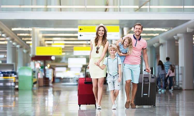 Familj som går på en flygplats