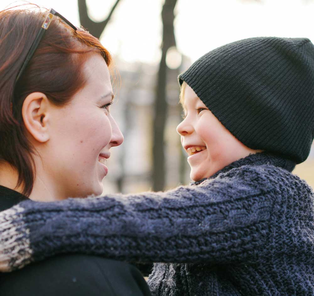 Ett barn i sin mammas famn