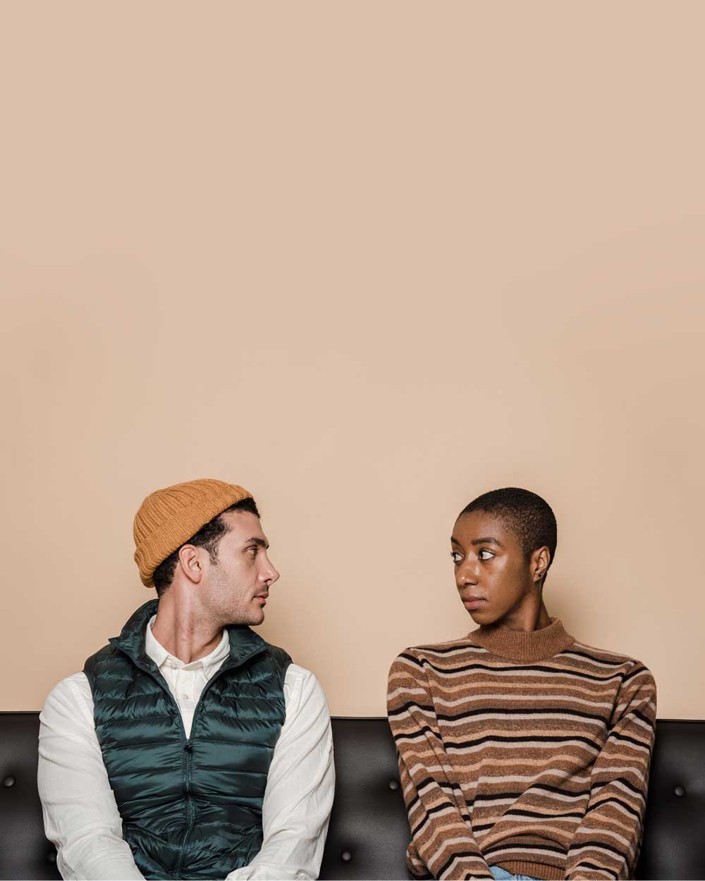 Ett par som sitter på en soffa