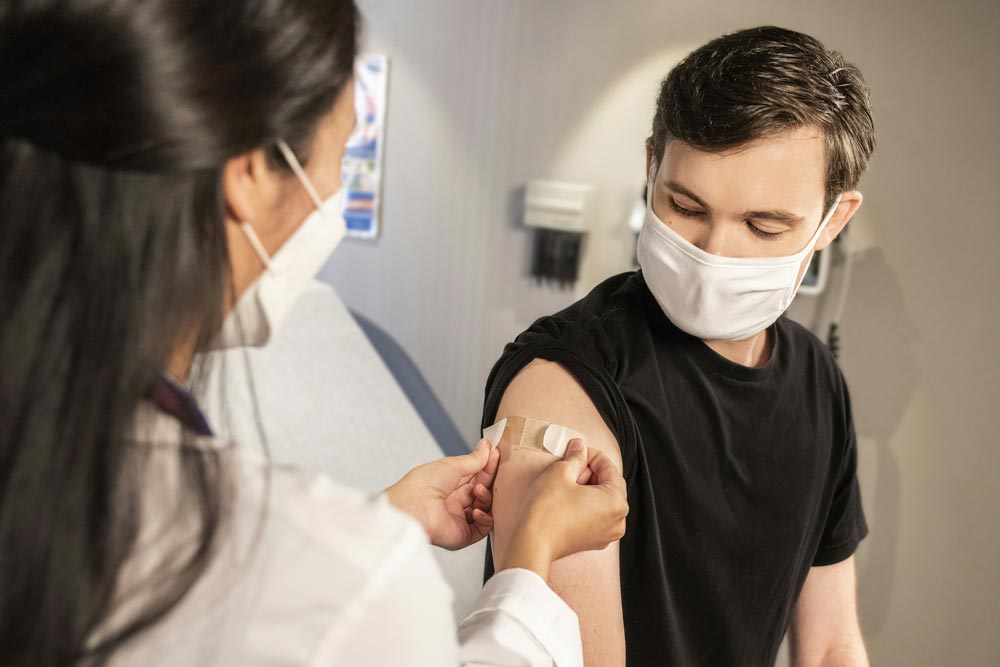 Man som får TBE-vaccin i armen
