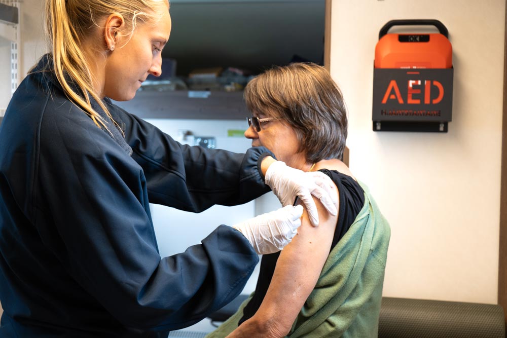 En kvinna som blir vaccinerad