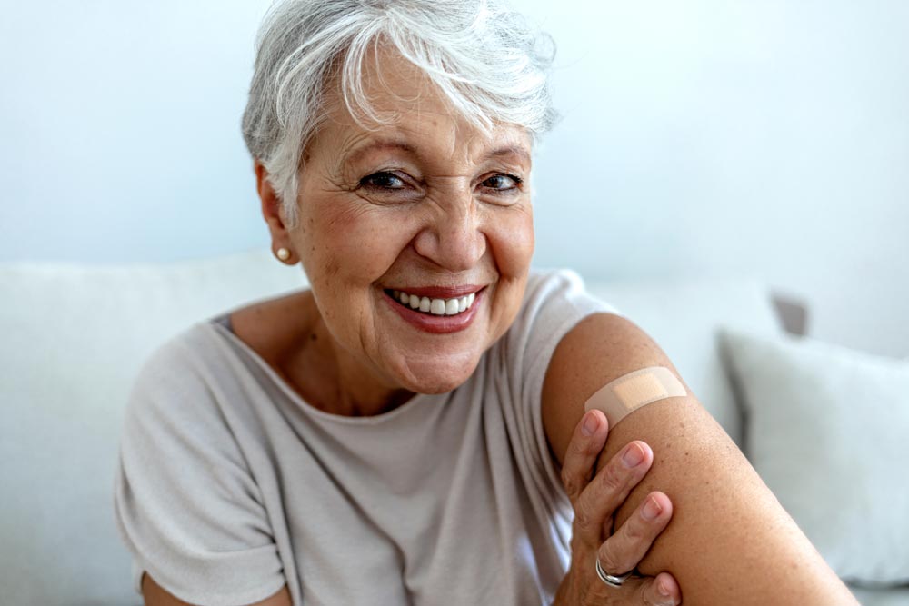 Äldre man har precis blivit vaccinerad